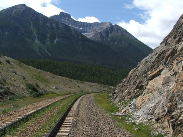 railroad cut in Alberta, Canada (© 2008 clasticdetritus.com)