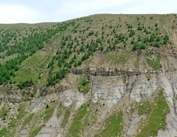 Strata onlapping a basin margin, Eocene of the French Alps (© 2009 clasticdetritus.com)