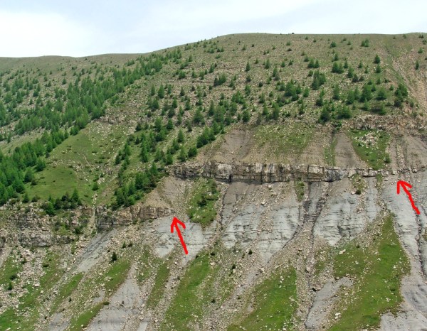 Strata onlapping basin margin; red arrows denote pinchout of sandstone bodies (© 2009 clasticdetritus.com)